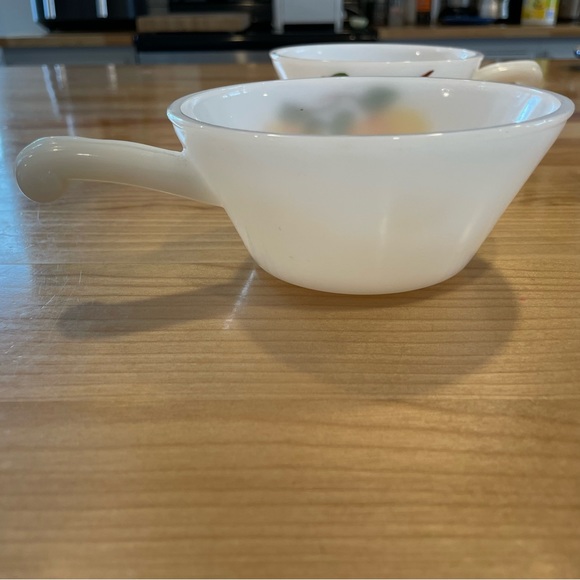 Two vintage fire king bowls with peach design. 8 ounce bowls with handles - Picture 4 of 8